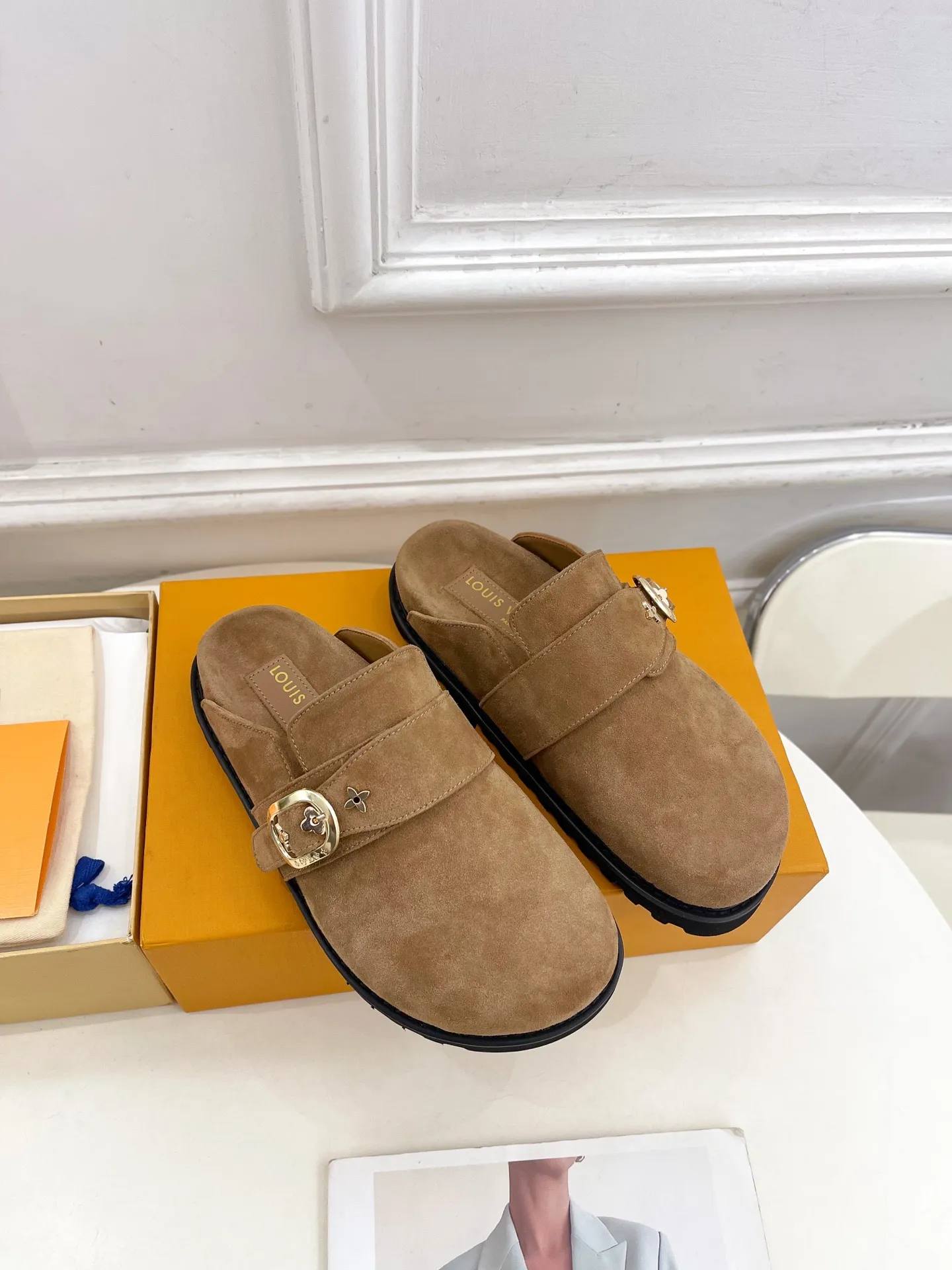👟👟Ex-factory price 580👟👟 Men's model ➕10 LV | Louis Vuitton 25𝐬𝐬 🧡💚2025 Early spring new model Top version ⚠️ The counter features the latest LV COSY COMFORT metal buckle Bread Mule slippers hard goods new🆕 ❥BS purchasing level! Full of high-end feel! A popular model among bloggers at home and abroad, it’s retro and fashionable and looks amazing on your feet! Mainly recommended models on the official website★ ━━━━━ ЅᏇєєt ━━━━━ ▪️Upper: original specific cowhide/old leather ▪️lining: imported cowhide lining ▪️outsole: original molded outsole ▪️shoe size: women's size 35-39 (customized at 40.41) Men's size 40-44 (45.46 customized)